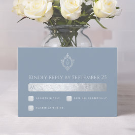 Cartão RSVP Crest de Casamento Azul Poeira Monograma com Supos