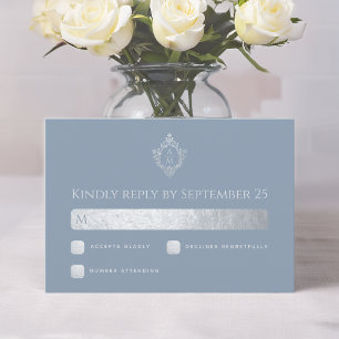 Cartão RSVP Crest de Casamento Azul Poeira Monograma com Supos