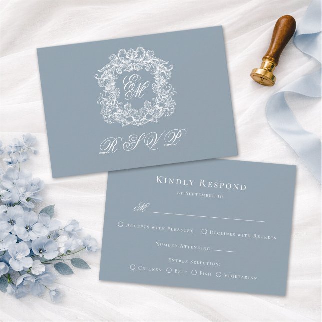 Cartão RSVP Crest Monograma Azul Empoeirado Casamento Elegante (Criador carregado)