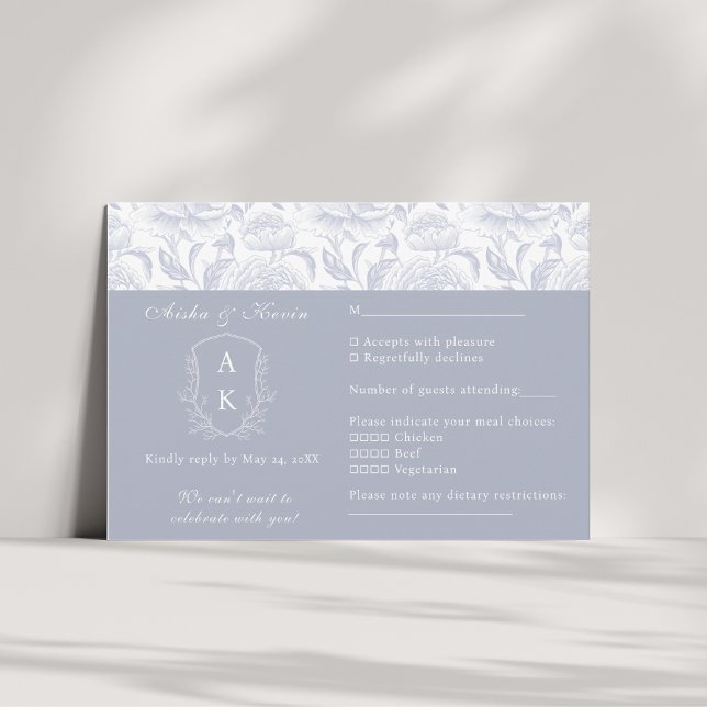 Cartão RSVP Crest Monograma Dusty Blue Casamento (Criador carregado)