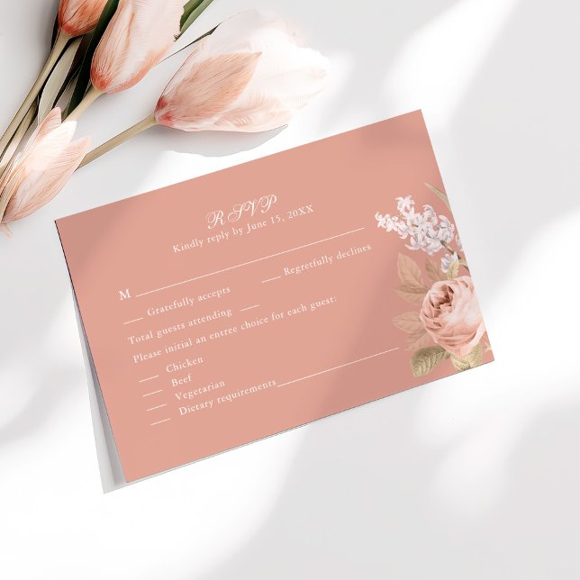Cartão RSVP de Casamento de Peões Rosa Boho (Boho Pink Peonies Wedding RSVP Card on a sunny white table with pale pink flowers.)