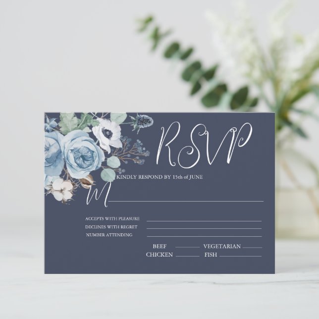 Cartão RSVP de Casamento Floral Azul e Branco Escu (Em pé/Frente)