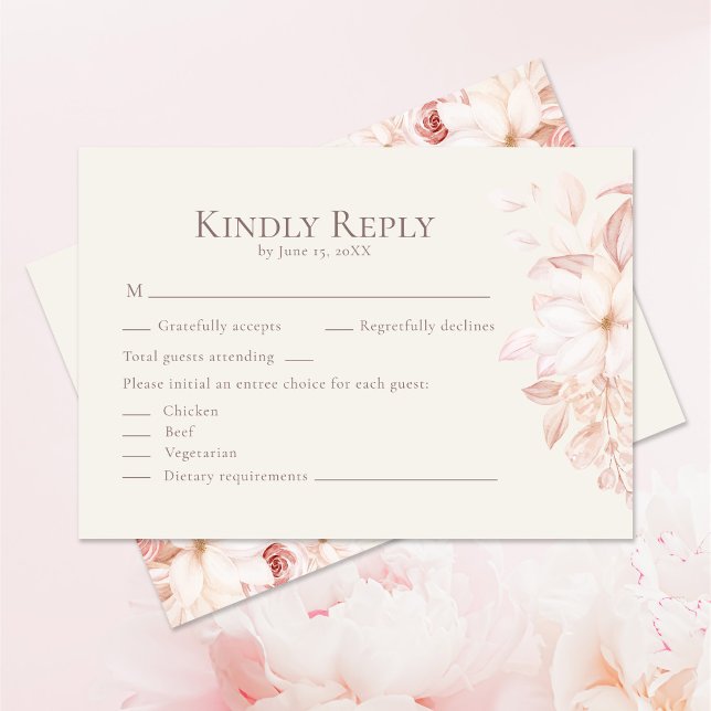 Cartão RSVP de Casamento Romântico entre Beige e R (Romantic Beige and Pink Roses Wedding RSVP Card on pastel pink table with pink roses.)