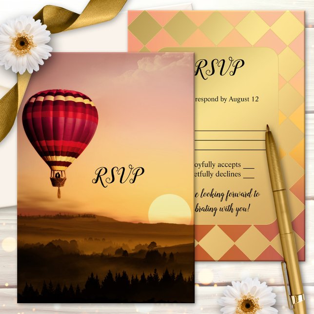 Cartão RSVP de Casamento Sunset Sunset Sunset de A (RSVP card featuring a hot air balloon with a couple silhouette over a dreamy landscape at sunset)
