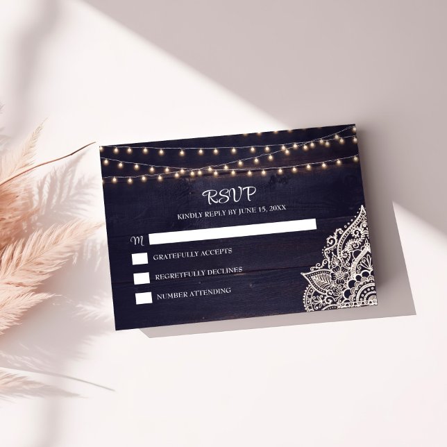 Cartão RSVP de Elegância Rústica Azul-Meia-Noite (Midnight Blue Rustic Elegance RSVP Card on a sunny table.)