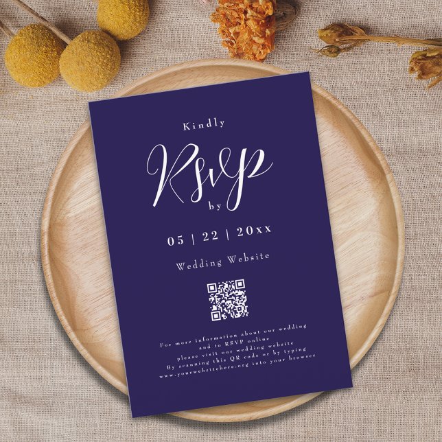 Cartão RSVP Detalhes do Casamento Azul e Branco do Marinho de  (Modern elegant script Navy blue and white wedding rsvp qr code card)
