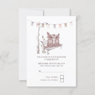 Cartão RSVP Dois Cachorros Bonitos no Casamento de Park Bench 