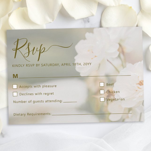 Cartão RSVP Dreamy White Roses Background Photo Wedding (Criador carregado)