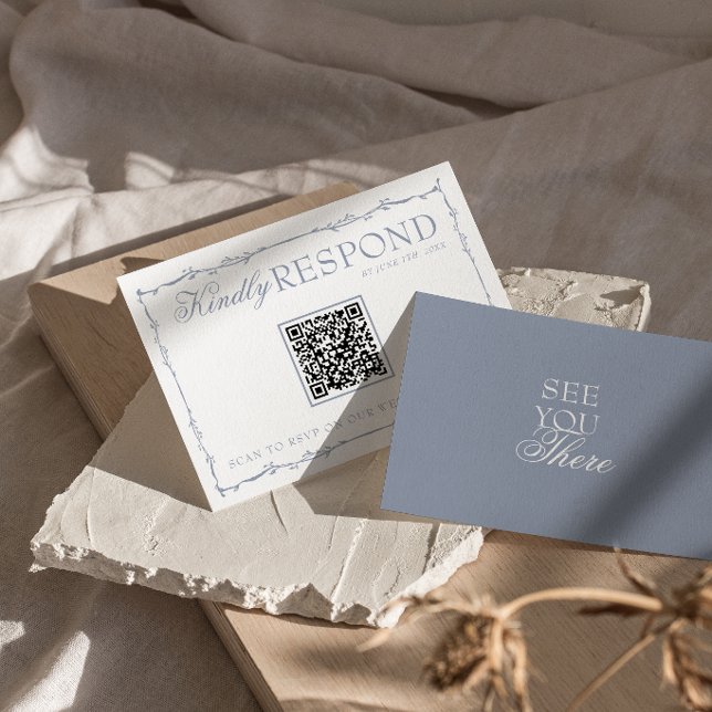 Cartão RSVP Dusty Blue Floral Old Money QR Code Wedding (Criador carregado)