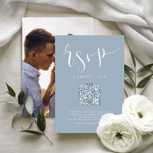 Cartão RSVP Dusty Blue Modern Simples Script Código QR de casa (Dusty Blue Modern Simple Script wedding QR code RSVP Card)