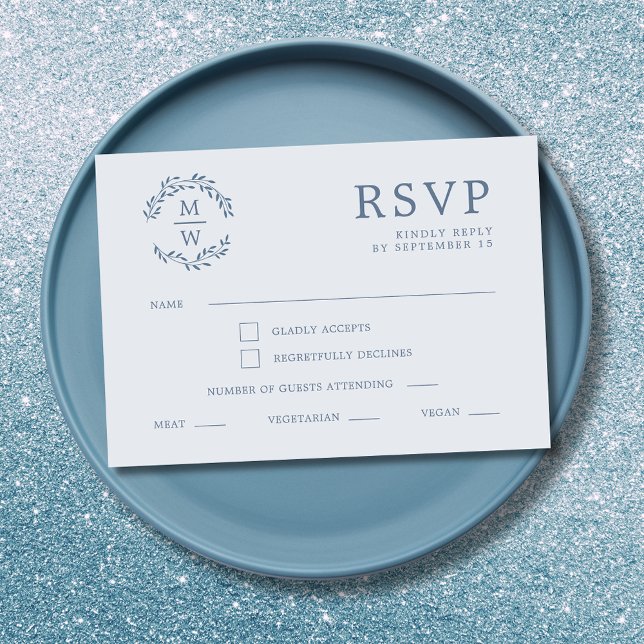 Cartão RSVP Dusty Blue Monograma Wreath Wedding (Dusty Blue Monogram Wreath Wedding RSVP Card)