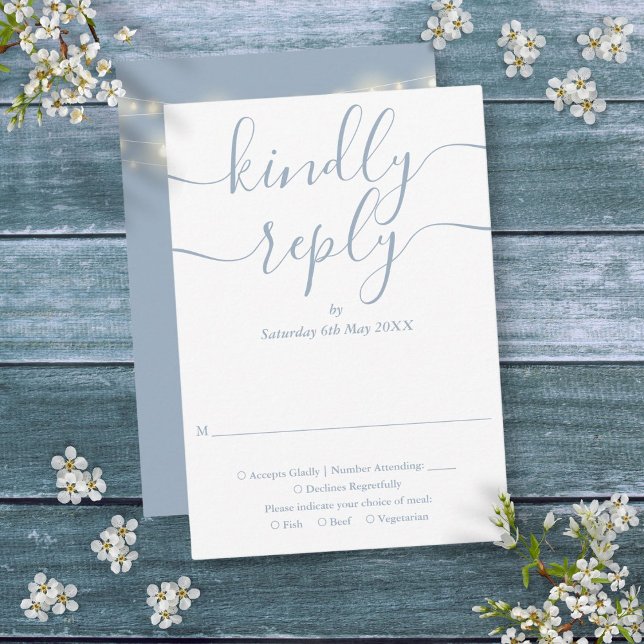 Cartão RSVP Dusty Blue Script String Luzes Casamento (Dusty Blue Script String Lights Wedding RSVP Card)