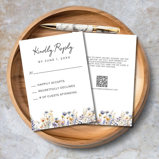 Cartão RSVP Dusty Blue Wildflower Código QR Elegante Casamento (Dusty Blue Wildflowers Elegant Script Wedding RSVP Card with QR Code, Wedding Website.)