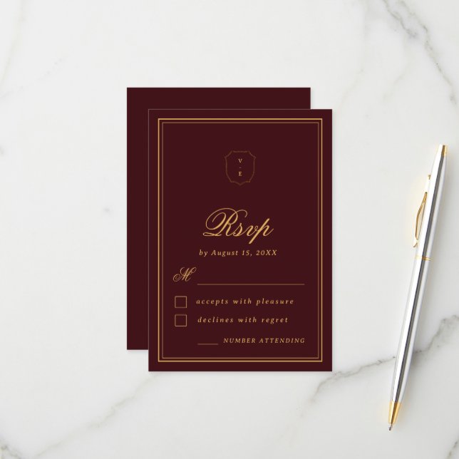 Cartão RSVP Elegant Crest Monogram Burgundy Gold Fall Wedding (Frente/Verso In Situ)