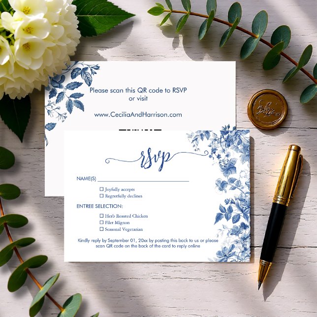Cartão RSVP Elegant Dusty Blue Toile Floral  QR Code Wedding (Elegant Dusty Blue Toile Floral QR Code Wedding RSVP Card)