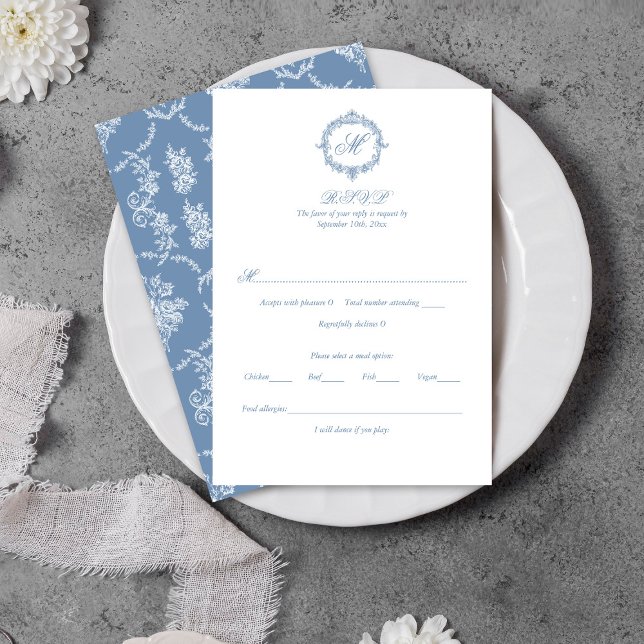 Cartão RSVP Elegant Vintage Blue Toile Monogram Wedding (Criador carregado)