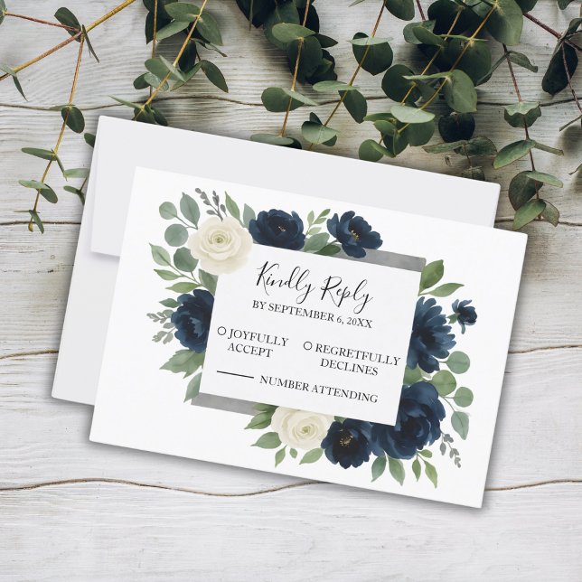 Cartão RSVP Elegante Casamento Floral em Azul Naval e Marfim (Elegant Navy Blue & Ivory Floral Wedding RSVP Card)