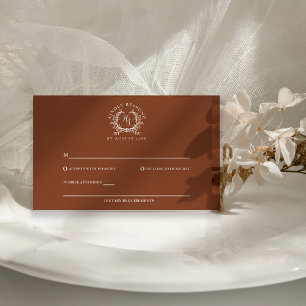 Cartão RSVP Elegante Crista de Monograma de Terracota Código Q