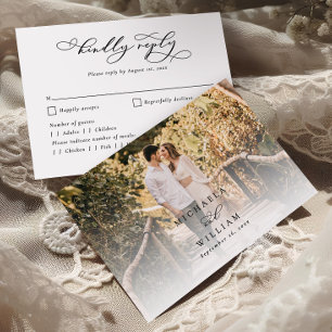 Cartão RSVP Elegante Foto de Casamento com Letra Caligráfica M
