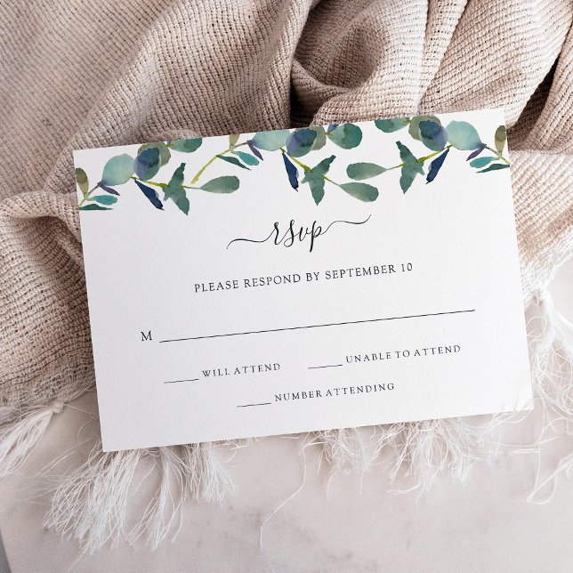 Cartão RSVP Eucalyptus Crest | Trendy Wedding (An elegant wedding rsvp card decorated with watercolor eucalyptus leaves)