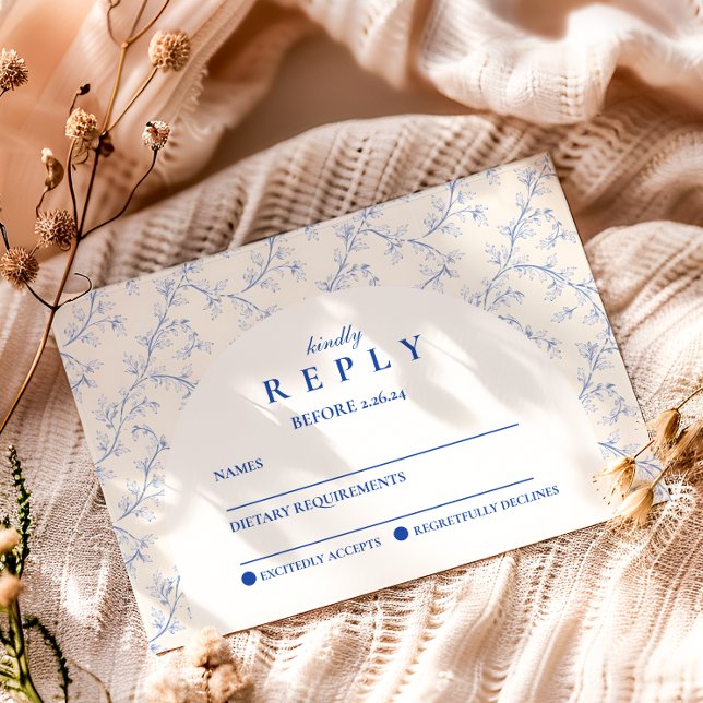 Cartão RSVP Festa de Formatura Clássica em Porcelana Azul (Criador carregado)