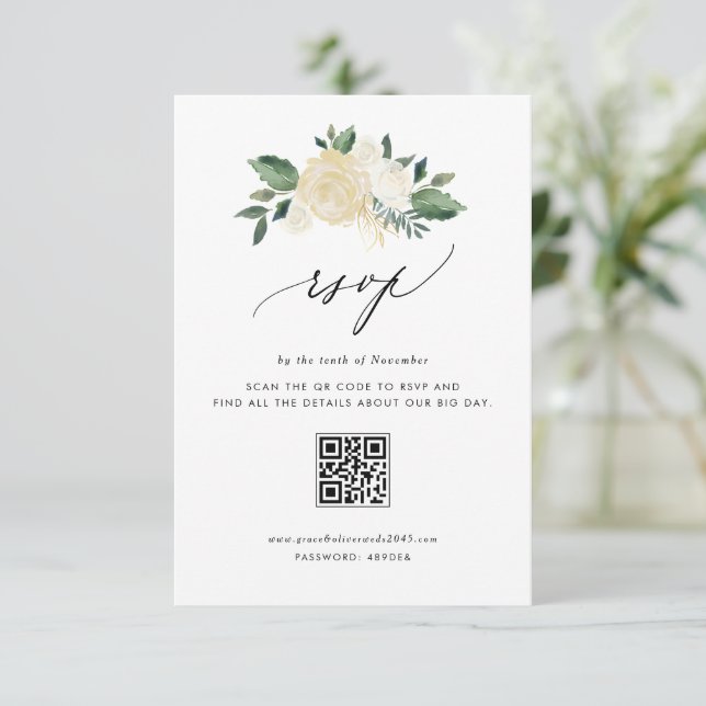 Cartão RSVP Flores de marfim suave e Casamento verde Código QR (Em pé/Frente)