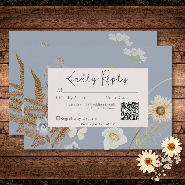 Cartão RSVP Flores selvagens no Código QR de Casamento Azul Du (Wildflowers on Dusty Blue Wedding QR Code RSVP Card)