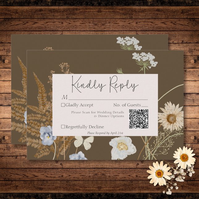 Cartão RSVP Flores selvagens no Código QR de Casamento Marrom (Wildflowers on Brown Wedding QR Code RSVP Card)
