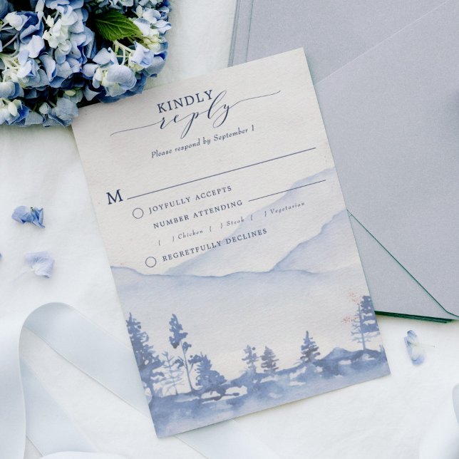 Cartão RSVP Floresta Russa de Montanha Farinha Azul (Invigorate your wedding guests with the refreshing charm of our Blue Mountain Watercolor RSVP Card. )