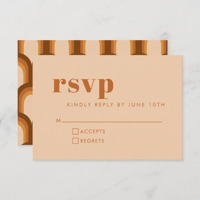 Cartão RSVP Groovy Retro 70s Design em Brown e Sand Wedding (Frente/Verso)
