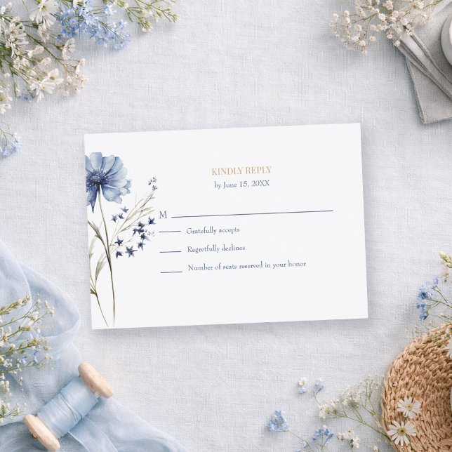 Cartão RSVP Jardim Flor Silvestre Azul - Responder com Fundo B (Blue Wildflower Garden RSVP with Botanical Back on a romantic table with dusty blue tiny wildflowers)