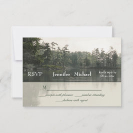 Cartão RSVP lago rústico tranquilo evergreens reflexo casament