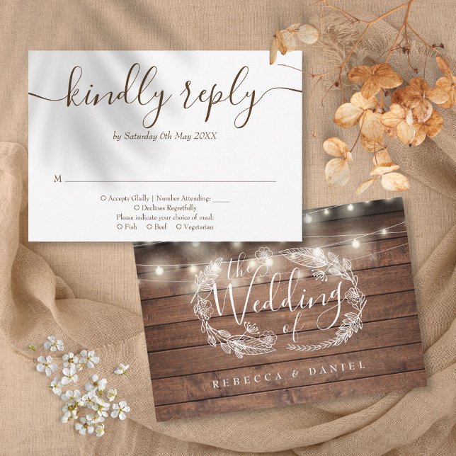 Cartão RSVP Luzes de Corda de Madeira Rústica com Florais (Rustic Wood String Lights Floral Script RSVP Card)