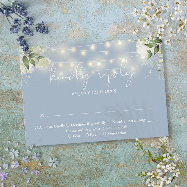 Cartão RSVP Luzes de Corda Floral Verde Casamento Azul Poeira (Greenery Floral String Lights Dusty Blue Wedding RSVP Card)