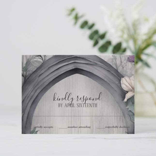 Cartão RSVP Manipulação do Pagão com Arco Floral Branco Gótico (Em pé/Frente)