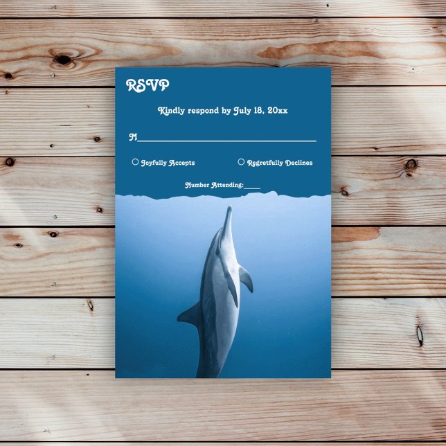 Cartão RSVP Marinho Azul Sob O Casamento Costeiro De Golfinhos (Criador carregado)