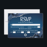 Cartão RSVP Marinho Mitzvah bar Azul Agate Agate Legal Script<br><div class="desc">Tenha orgulho, alegria e celebre este marco do seu Bar favorito Mitzvah com este cartão de inserção RSVP personalizado, legal, único e moderno para o seu evento! A tipografia da escrita branca e Estrela de David sobrepõem um fundo azul-marinho profundo com o agato azul de aço acentuado com veias falso...</div>
