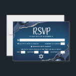 Cartão RSVP Marinho Mitzvah bar Azul Agate Agate Legal Script<br><div class="desc">Tenha orgulho, alegria e celebre este marco do seu Bar favorito Mitzvah com este cartão de inserção RSVP personalizado, legal, único e moderno para o seu evento! A tipografia da escrita branca e Estrela de David sobrepõem um fundo azul-marinho profundo com o agato azul de aço acentuado com veias falso...</div>