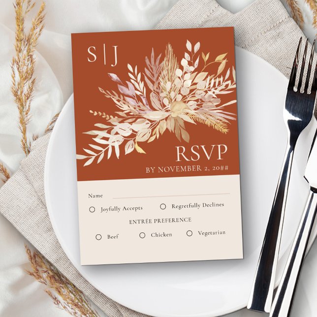 Cartão RSVP Monograma Botânico Terracotta Wedding Entree (Terracotta wedding RSVP with editable meal options, monogram and neutral cream foliage)