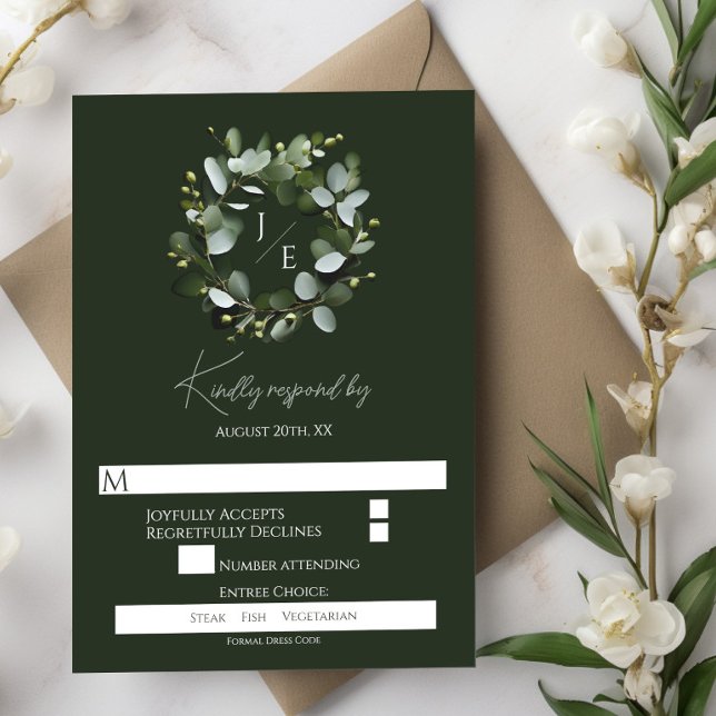 Cartão RSVP Monograma Moderno Eucalyptus Wreath | Verde Escuro (Dark Green Modern Monogram Eucalyptus Wreath Wedding RSVP)