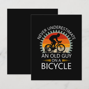 Cartão RSVP Nunca Subestime um Velho Cara numa Bicicleta