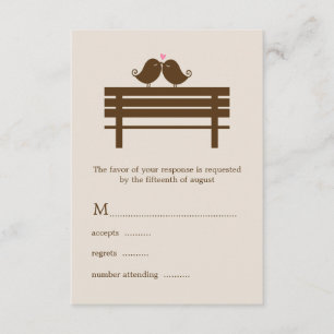 Cartão RSVP Pássaros do Amor no Park Bench Wedding