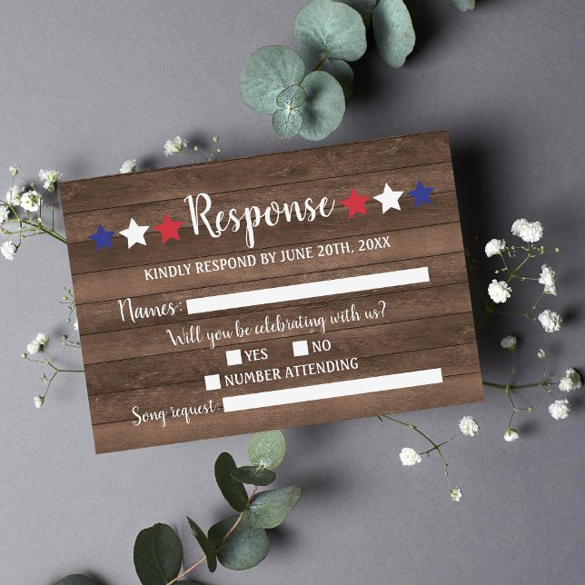 Cartão RSVP Patriotic Stars Rustic Quarto de julho Wood (Criador carregado)