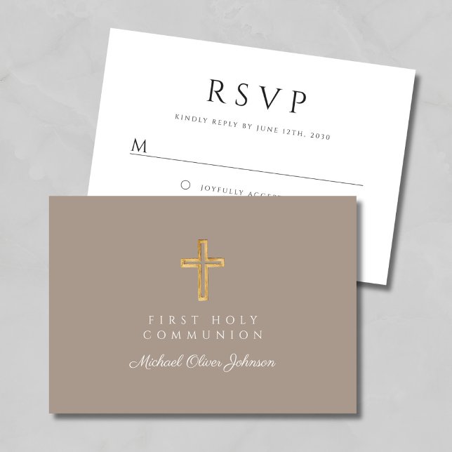 Cartão RSVP Primeira comuna religiosa Cross Taupe Boy (Religious Cross Taupe Boy First Communion RSVP Card)