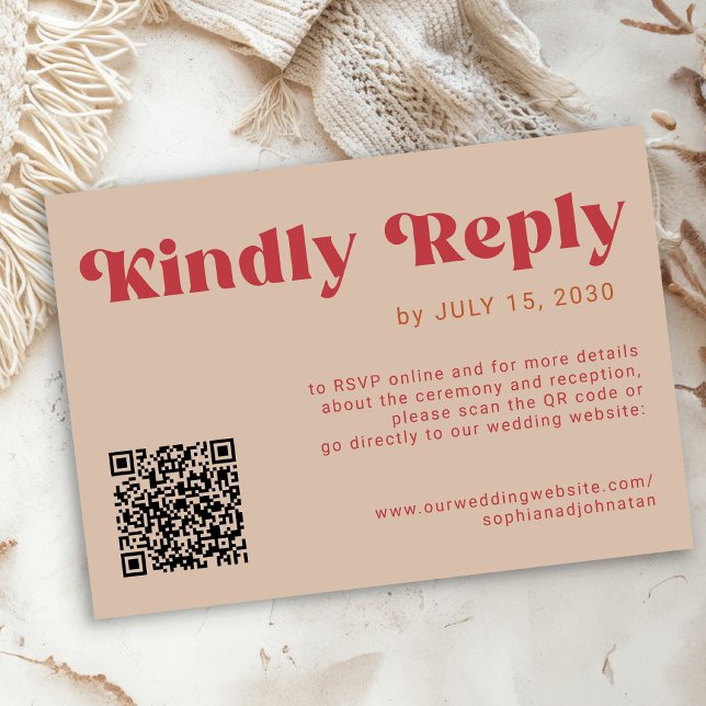 Cartão RSVP QR code Retro groovy bold red beige online wedding (Criador carregado)