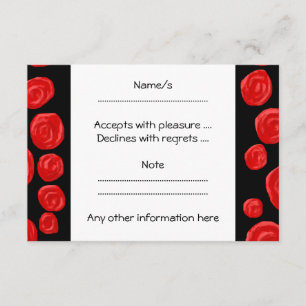 Cartão RSVP Rosas vermelhas românticas sobre fundo preto. Pers