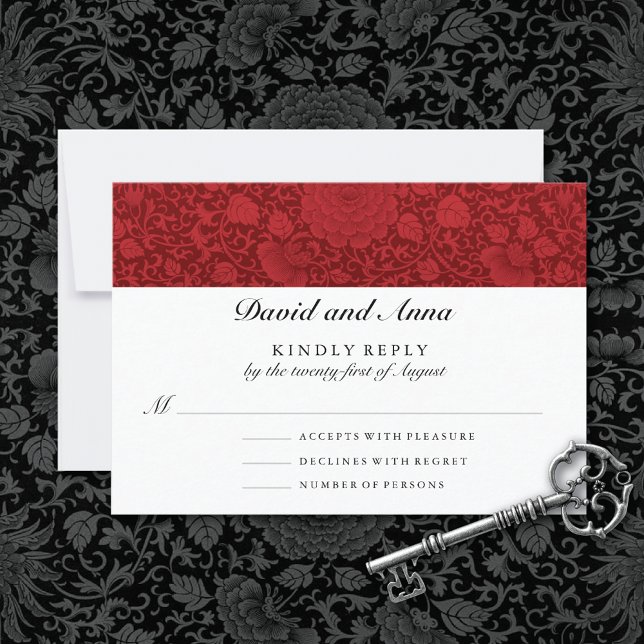 Cartão RSVP Ruby Red Floral Brocade Wedding (Criador carregado)