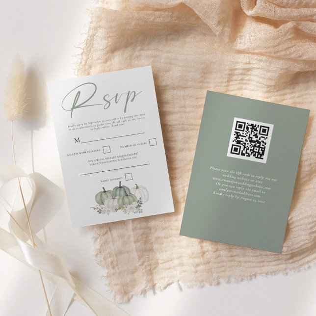 Cartão RSVP Sage Green Pumpkins Fall Florals Script QR Code (Criador carregado)