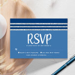 Cartão RSVP Script de Tallição Azul de bar Mitzvah Modern Bold<br><div class="desc">Tenha orgulho, alegria e celebre este marco do seu Bar favorito Mitzvah com este cartão de inserção RSVP personalizado, legal, único e moderno para o seu evento! A tipografia de escrita branca, a estrela de David e um talude listrado azul e marinho e azul-prateado inspiraram uma camada gráfica simples, azul...</div>