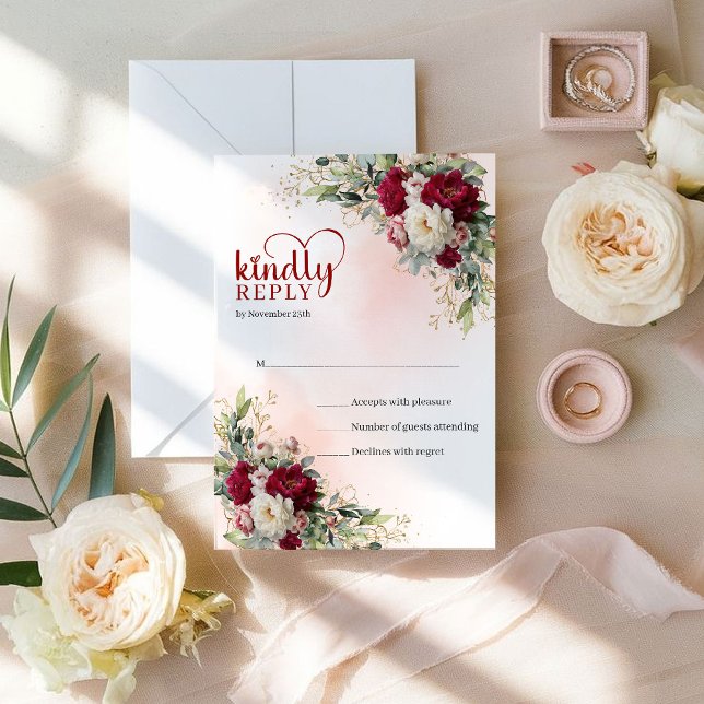 Cartão RSVP Sofisticado Boho Borgonha Branco Floral Dourado Ca (Modern Bohemian Red White Flowers Gold Wedding RSVP)